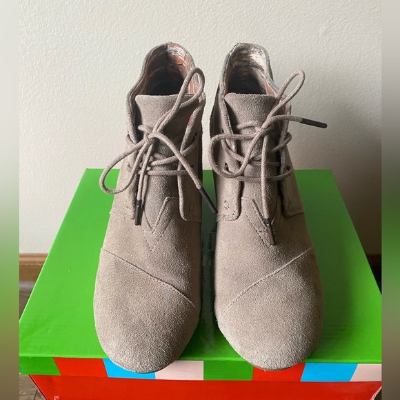 TOMS suede booties in light tan/grey, women’s US 10 - Picture 2 of 6